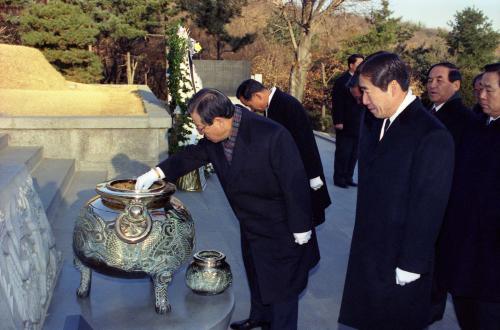 김종필 국무총리 국립묘지 참배(현충탑, 무명용사탑, 이승만 대통령 묘소, 박정희 대통령 묘소, 임정 묘역, 애국지사 묘역, 경찰충혼탑) 이미지