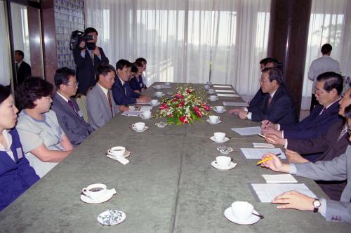 김종필 국무총리 포르투갈 한국인학교 교사 및 유학생 격려 이미지