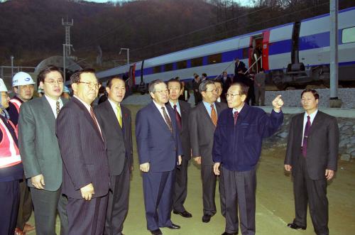 김종필 국무총리 경부고속철도 건설현장 순시 및 시승 이미지