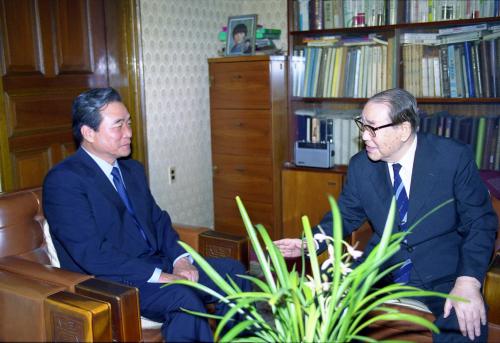 이한동 국무총리 최규하 전 대통령 예방 이미지