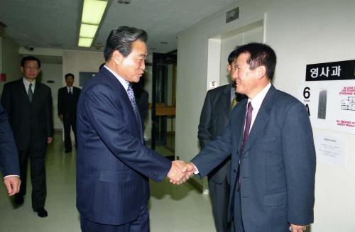 이한동 국무총리 주뉴욕 총영사관 시찰 및 격려 오찬 이미지