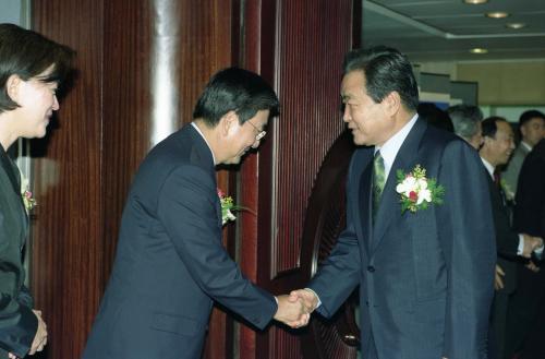 이한동 국무총리 홍석현 세계신문협회 회장 축하연 참석 이미지