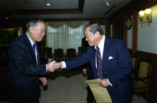 김석수 국무총리 김영관 성우회 회장 접견 이미지