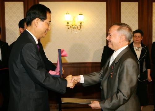 한덕수 국무총리 Valeriu Arteni 이임주한 루마니아대사 서훈 및 접견 이미지