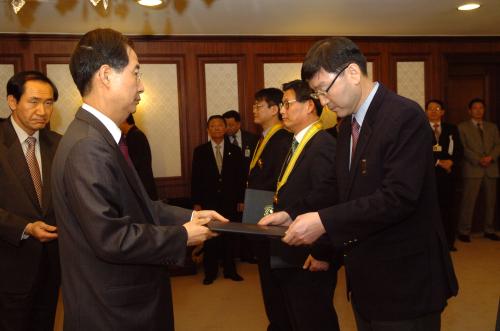 한덕수 총리 정부출연연구기관 우수연구원 포상식 이미지