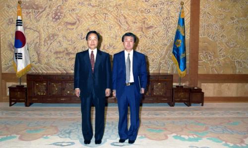 김영삼 대통령 행정쇄신위원장 위촉장 수여식 이미지