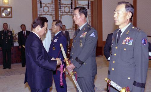 김영삼 대통령(합창의장 이양호, 공참총장 조근해, 해참총장 김홍열, 2군사령관 박세환, 교육사령관 박광영) 보직 및 진급신고 받음 이미지