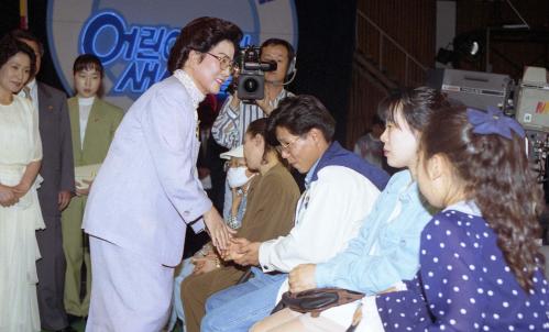김영삼 대통령 부인 손명순 여사 '어린이에게 새생명을' 행사 참석 이미지