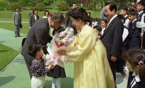 김영삼 대통령 내외분 상명여자대학교 부속국민학교생과 기념촬영 이미지
