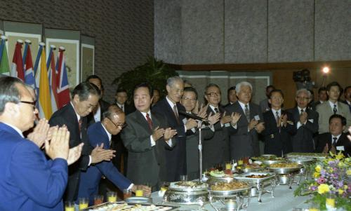 김영삼 대통령 6.25 자유수호 전쟁 제44주년 참전용사를 위한 위로연 참석 이미지