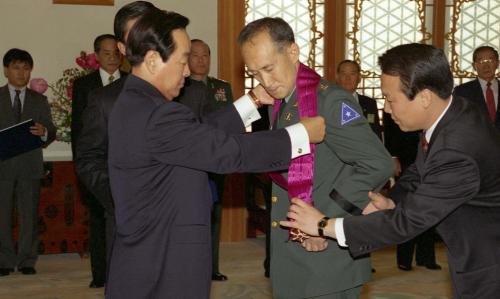 김영삼 대통령 조창호 중위 훈장수여 및 오찬 이미지