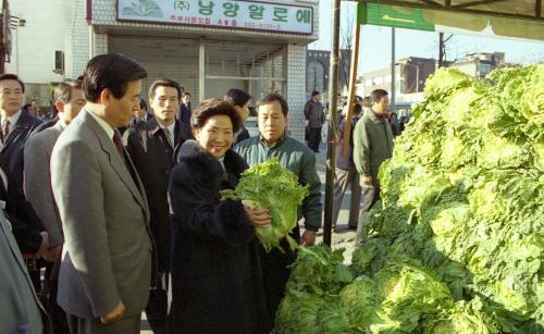 김영삼 대통령 부인 손명순 여사 김장 시장 방문 이미지