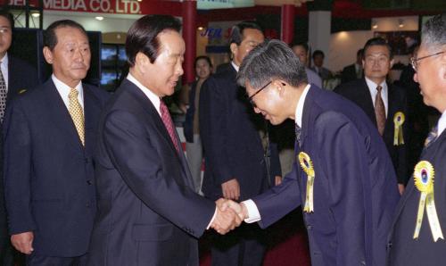 김영삼 대통령 '95 한국전자전람회 개관 행사 참석 이미지