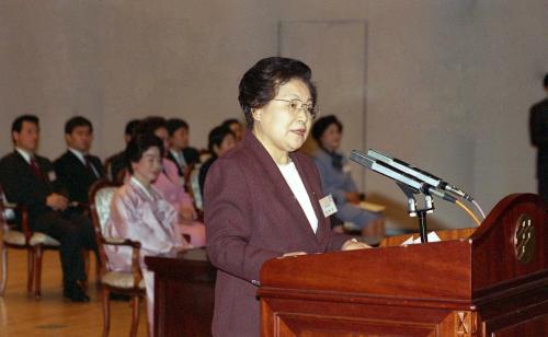 김영삼 대통령 부인 손명순 여사 '95 전국여성자원봉사자대회 개회식 참석 이미지