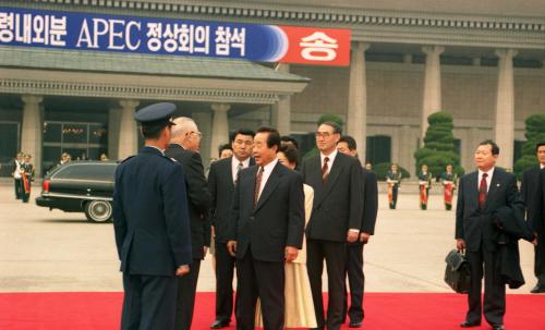김영삼 대통령 내외 아시아태평양경제협력체(APEC) 방일 환송행사 이미지