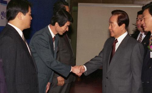 김영삼 대통령 제32회 한국보도사진전 관람 이미지