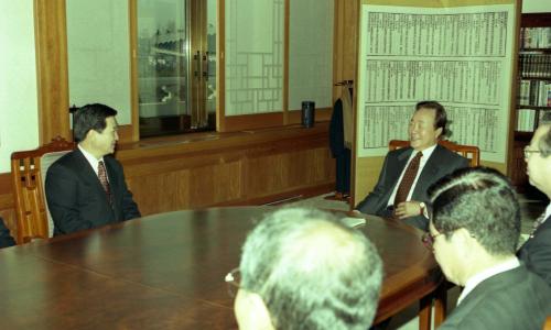 김영삼 대통령 선우중호 서울대학교 총장 임명장 수여식 이미지