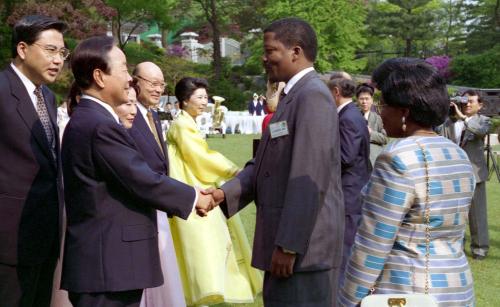 김영삼 대통령 주한 외교사절 접견 다과회 이미지