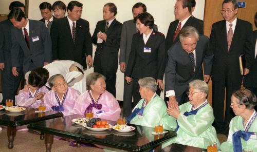 김영삼 대통령 과천양로원 방문 이미지