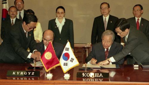 한 키르키즈 경제협정 조인식(김영삼 대통령, 아스카르 아카예프 대통령) 이미지