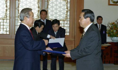 김영삼 대통령 임명장 수여식(임창렬 재정경제원 장관 등) 이미지