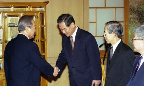 김영삼 대통령 중앙선거관리위원회, 공명선거실천시민운동협의회 관계자와 오찬 이미지
