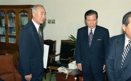 김대중 대통령 당선자 국방부 장관(김동진) 업무보고 청취 이미지