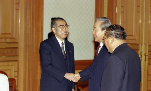 김영삼 대통령 일본 오부치 게이조 외무부장관 접견 이미지