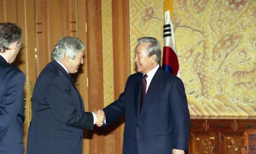 김영삼 대통령 국제부흥개발은행(IBRD) 총재 James Wolfensohn 접견 이미지
