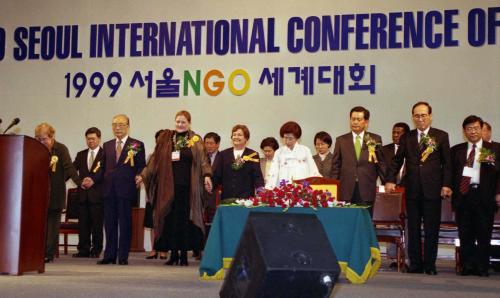 김대중 대통령 부인 이희호 여사 세계비정부기구(NGO)대회 폐회식 참석 이미지