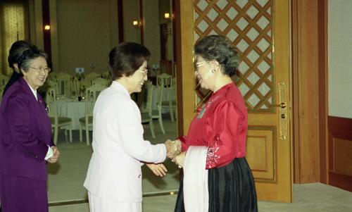 김대중 대통령 부인 이희호 여사 여성재단 임원 초청 오찬 이미지