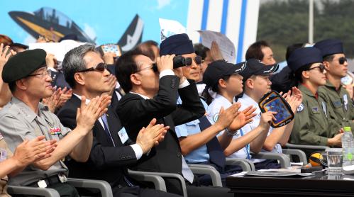 이명박 대통령 공군 블랙이글 축하 에어쇼 관람 이미지