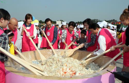 이명박 대통령내외분 제3회 나눔대축제 참석 이미지