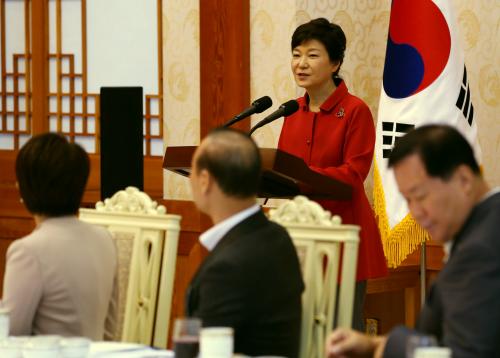 박근혜 대통령 중견기업대표단 오찬 이미지