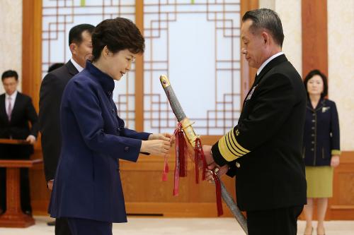 박근혜 대통령 최윤희 합참의장 보직신고 이미지