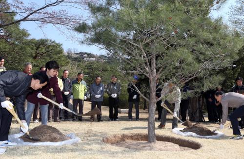 박근혜 대통령 제69회 식목일 기념식수 이미지