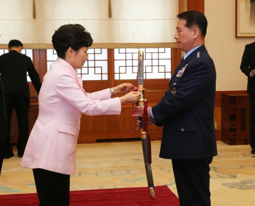 박근혜 대통령 최차규 공군참모총장 진급 및 보직신고 이미지