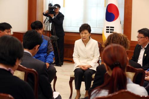 박근혜 대통령 세월호 침몰사고 가족 대책위원회 대표단 대화 이미지